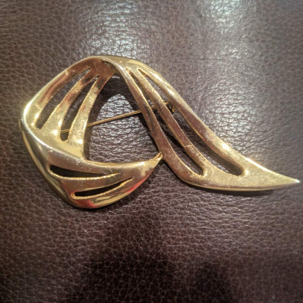 Stylish Gold-Tone Brooch Vintage 1980s
